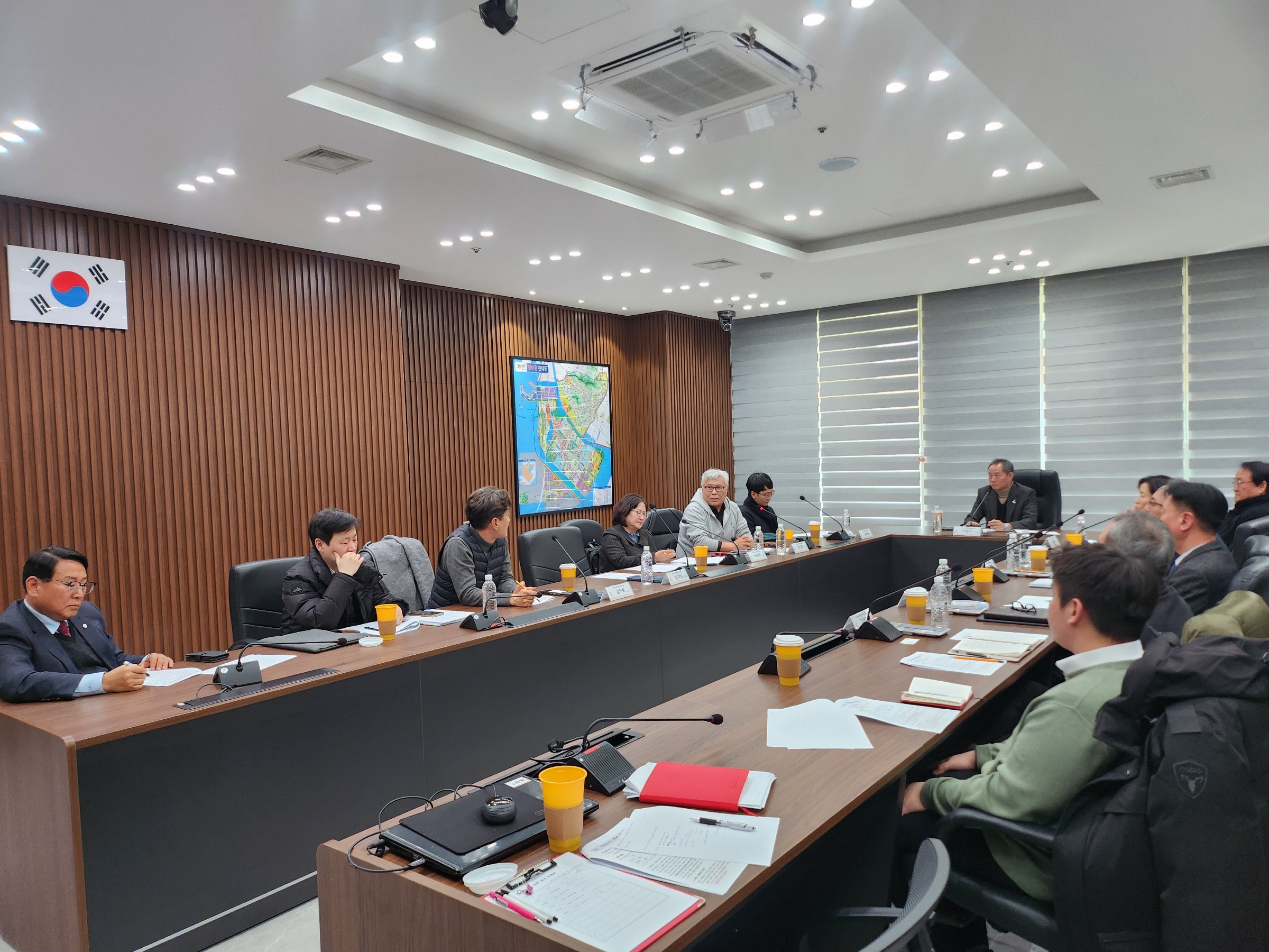연수구는 최근 논란이 되는 송도테마파크 조성 부지의 토양 정화 명령과 관련해 환경정책자문단의 의견을 수렴하는 등 대책 마련에 나섰다고 17일 밝혔다